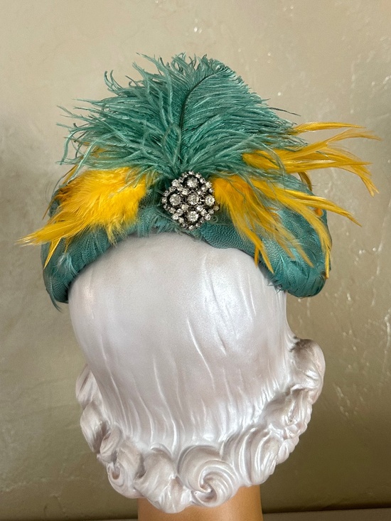 FESTIVE 1950s\' AQUA/GOLD FEATHER COCKTAIL HAT + BROOCH main image 5